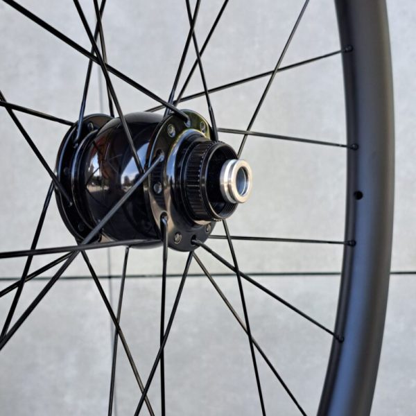 Rueda Carbon Gravel x SON Dynamo